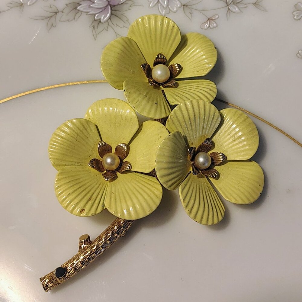 Vtg 60s MCM SARAH COVENTRY Gold-tone Pastel Yellow Enamel PRIMROSE Flower Brooch
